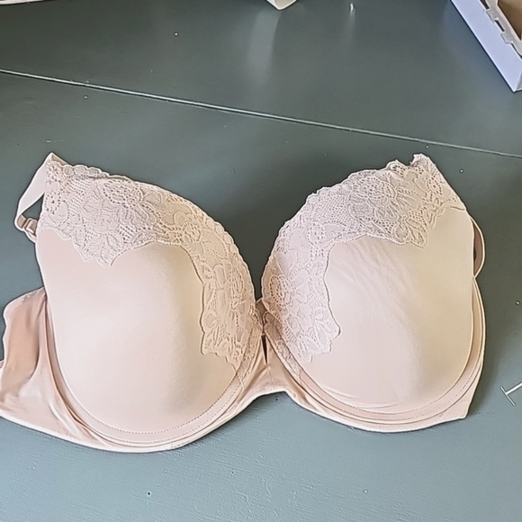 Maidenform padded bra with wire.  Blush color. Size 38D. Good used condition. - Picture 1 of 6